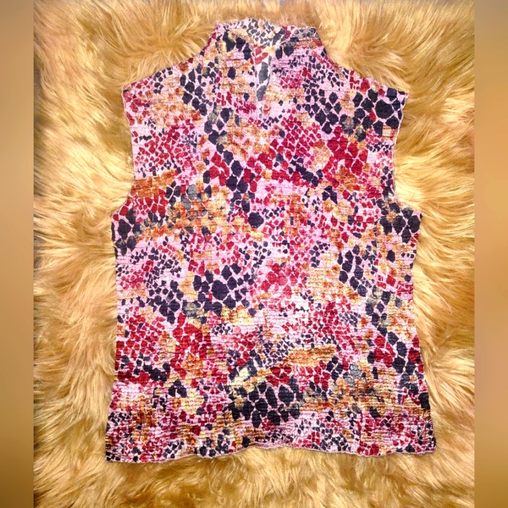 Beautiful, Vintage, Rare and Very Feminine Stretchy Top!!